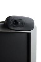 een modern web camera is geïnstalleerd Aan de lichaam van een vlak scherm monitor. apparaat voor video communicatie en opname van hoog kwaliteit video foto