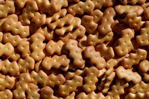 patroon van een veel geel gezouten crackers foto