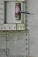 de structuur van de muur van de tank, gemaakt van metaal en versterkt met een menigte van bouten en klinknagels. afbeeldingen van de aan het bedekken van een gevecht voertuig van de tweede wereld oorlog met een begeleid machine geweer foto