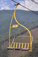 de stoelen van de kabel auto Aan de achtergrond van monteren makovitsa, een van de Karpaten bergen foto