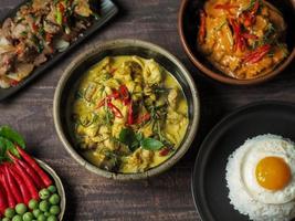 een reeks van Thais voedsel Aan een hout tafel met mooi licht foto
