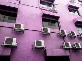 lucht staat compressor eenheden gestapeld Aan een roze muur in de stad foto