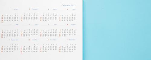 2021 kalender bladzijde Aan blauw achtergrond bedrijf planning afspraak vergadering concept foto