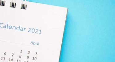 kalender bladzijde 2021 dichtbij omhoog Aan blauw achtergrond bedrijf planning afspraak vergadering concept foto