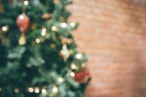 abstract vervagen versierd Kerstmis boom met kerstballen nieuw jaar vakantie achtergrond foto