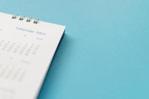 2021 kalender bladzijde Aan blauw achtergrond bedrijf planning afspraak vergadering concept foto