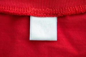 wit blanco kleding label etiket Aan nieuw rood katoen overhemd kleding stof structuur achtergrond foto