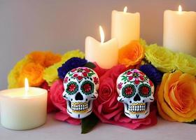 dia de los Muertos Mexicaans dag van de dood tafel samenstelling met schedel, kaarsen, bloemen foto