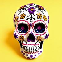 dia de los Muertos traditioneel calavera suiker schedel versierd met bloemen de dag van de dood illustratie foto