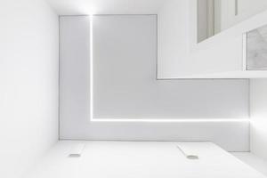 verlaagd plafond met halogeenspots lampen en gipsplaten constructie in lege ruimte in appartement of huis. spanplafond wit en complexe vorm. foto