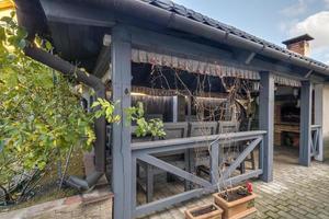 interieur van leeg hal veranda in houten dorp vakantie huis met tuin stoelen foto