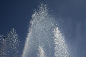 stralen van water tegen lucht. fontein in stad. details van fontein Aan straat. foto