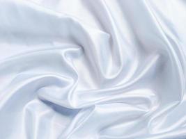 wit verfrommeld kleding stof structuur achtergrond. zijde gordijn met vouwen golven voor ontwerp foto