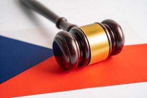 Tsjechisch republiek vlag met hamer voor rechter advocaat. wet en gerechtigheid rechtbank concept. foto