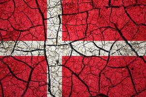 droog bodem patroon Aan de vlag van Denemarken. land met droogte concept. water probleem. droog gebarsten aarde land. foto