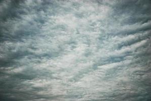 humeurig bewolkt lucht achtergrond, wollig wolken textuur, onheilspellend luchten in verkoudheid winderig weer foto