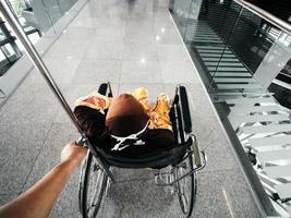 een persoonlijk punt van visie van me voortvarend een senior vrouw in een rolstoel Bij een privaat ziekenhuis in Kuala lomp, Maleisië foto