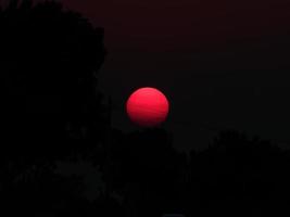 prachtige zonsondergang over het veld foto