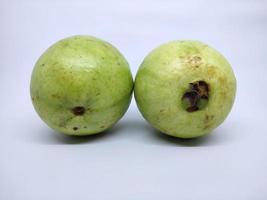 guave fruit geïsoleerd op witte achtergrond foto