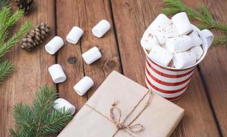 zoet heet cacao met marshmallows, winter Kerstmis drinken Aan houten achtergrond. foto