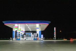 benzine gas- station Bij nacht foto
