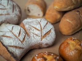 een vol reeks van Frans brood Aan een tafel foto