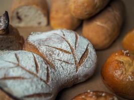 een vol reeks van Frans brood Aan een tafel foto