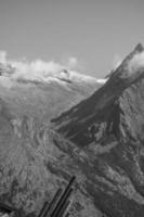 wandelen in de zwitserse alpen foto