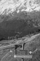 wandelen in de zwitserse alpen foto