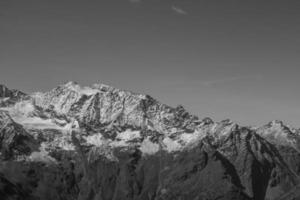 wandelen in de zwitserse alpen foto