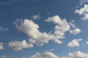 blauw lucht met meerdere wolken foto