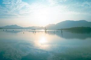 ochtend- visie van kandalama meer, sri lanka foto