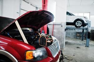 Amerikaanse suv auto voertuig reparatiewerkplaats met auto en gereedschap. auto onderhoud. foto