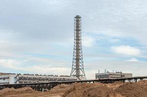 een olie en gas- bouwkunde en industrieel bouw. panorama van de fabriek foto