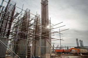 een olie en gas- bouwkunde en industrieel bouw. bekisting en beton gieten foto