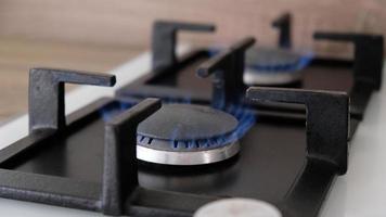 detailopname blauw vlammen van brand Aan een gas- brander in de keuken voor Koken. gas- vlam in een gas- boiler foto