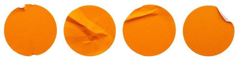 blanco oranje ronde Zelfklevend papier sticker etiket reeks verzameling geïsoleerd Aan wit achtergrond foto