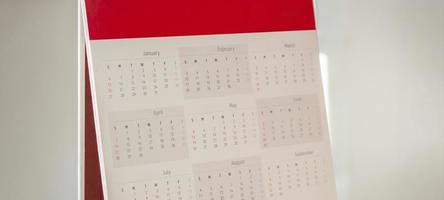 kalender bladzijde dichtbij omhoog met wit muur achtergrond bedrijf planning afspraak vergadering concept foto