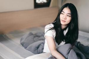 jong volwassen Aziatisch vrouw wakker worden omhoog in de ochtend- Bij huis foto