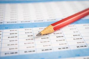 potlood Aan spreadsheet papier. financiën, account, statistieken, analytisch Onderzoek gegevens economie, voorraad uitwisseling handel en bedrijf bedrijf vergadering concept foto