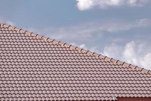 keramisch dak tegels Aan de huis met blauw lucht foto