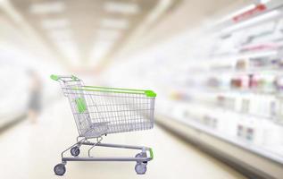 leeg groen boodschappen doen kar in supermarkt gangpad foto