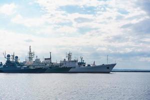 schepen van Russisch marine zijn Aan dok Aan water tegen achtergrond van lucht foto