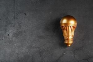 licht lamp van goud Aan zwart steen concept van een winstgevend idee. foto