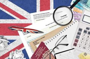 Engels belasting het formulier sa106 buitenlands van hm omzet en douane leugens Aan tafel met kantoor artikelen. hmrc papierwerk en belasting betalen werkwijze in Verenigde koninkrijk foto
