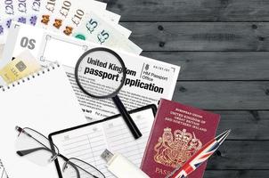 Engels het formulier os Verenigde koninkrijk paspoort toepassing van hm paspoort kantoor leugens Aan tafel met kantoor artikelen. uk paspoort papierwerk foto
