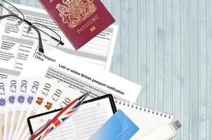Engels het formulier ls01 verloren of gestolen Brits paspoort kennisgeving van hm paspoort kantoor leugens Aan tafel met kantoor artikelen. uk paspoort papierwerk foto