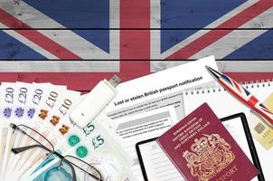 Engels het formulier ls01 verloren of gestolen Brits paspoort kennisgeving van hm paspoort kantoor leugens Aan tafel met kantoor artikelen. uk paspoort papierwerk foto
