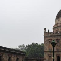 mughal-architectuur in lodhi-tuinen, delhi, india, prachtige architectuur in de moskee met drie koepels in lodhi-tuin zou de vrijdagmoskee zijn voor vrijdaggebed, lodhi-tuingraf foto