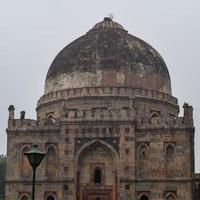 mughal-architectuur in lodhi-tuinen, delhi, india, prachtige architectuur in de moskee met drie koepels in lodhi-tuin zou de vrijdagmoskee zijn voor vrijdaggebed, lodhi-tuingraf foto